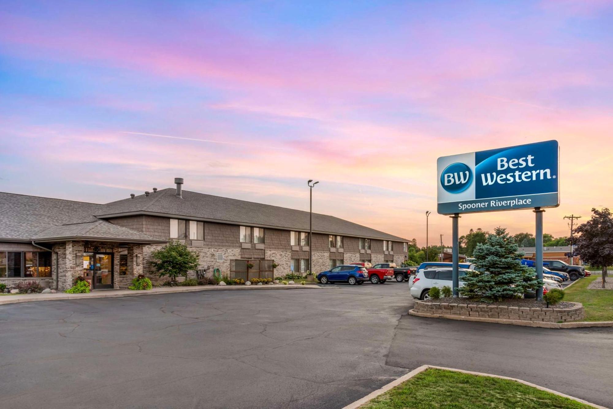 Best Western Spooner Riverplace Bagian luar foto
