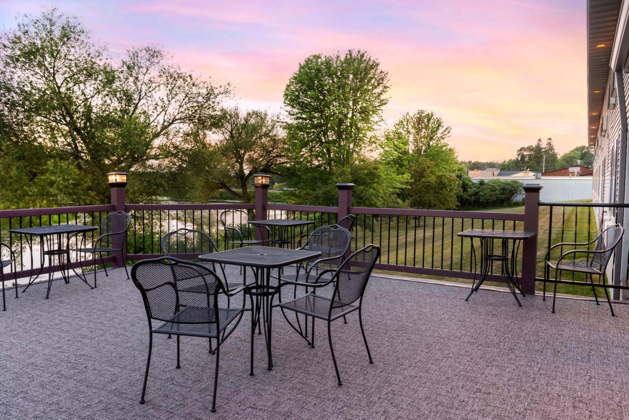 Best Western Spooner Riverplace Bagian luar foto